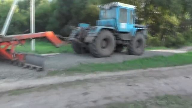 Прислал грейдер Долгов Евгений. Разровнять щебень почти невозможно. 25. 08. 2017 смотреть онлайн