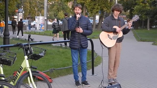 Итальянская классика звучит в Санкт-Петербурге, уличные музыканты у Александровского парка... смотреть онлайн