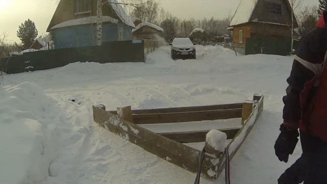 Чищу дорогу от снега самодельным снегоотвалом для автомобиля смотреть онлайн