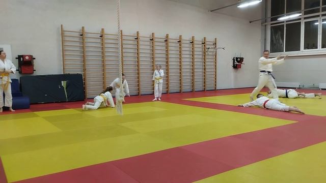 Упражнения в партере, бесценно. Упал не залеживайся, отползай. смотреть онлайн