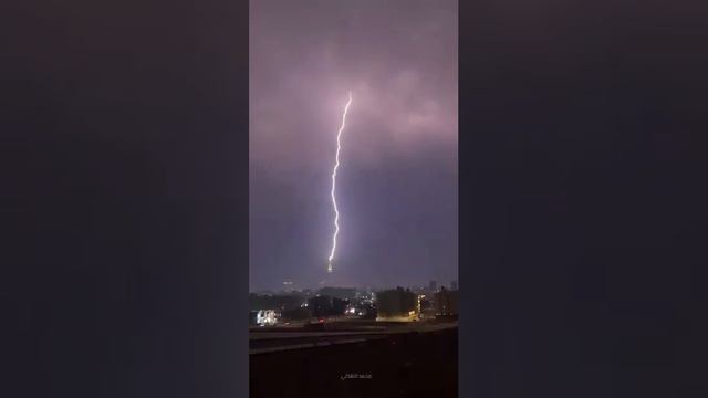 В Саудовской Аравии молния эпично ударила в Королевскую часовую башню Абрадж аль-Байт. смотреть онлайн