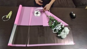 как упаковать одну ветку белой хризантемы. Флористика