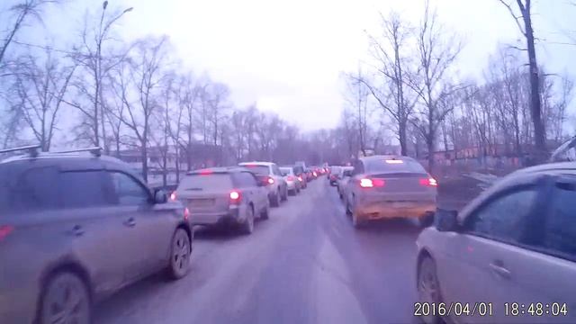 Догнал автохама, чтобы записать на видео его номер: н049кк96. смотреть онлайн