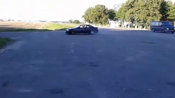 Колеса крутятся резина трется