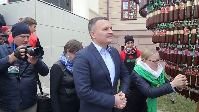 Свинокомплекс "Томский" вырастил колбасное дерево к Дню томича смотреть онлайн