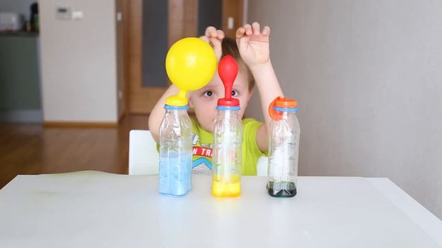 Детские эксперименты дома. Ваня надувает шарики содой и уксусом. смотреть онлайн