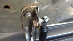 Газовые упоры на багажник волга 31105