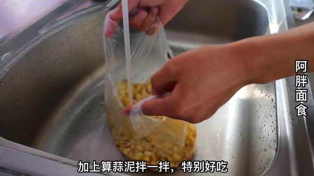 生豆芽还能这么简单，用一个袋子就够了，一茬接一茬能吃一冬天【阿胖面食】