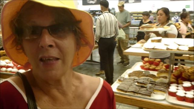 Este era el sueño de mi mamá en México. NUNCA imaginó ver tanta abundancia de panes y pasteles. смотреть онлайн