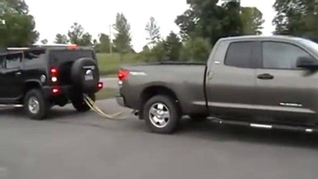 HUMMER H2 VS TOYOTA TUNDRATUG OF WAR смотреть онлайн