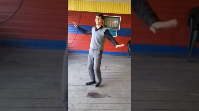 Танцор Диско родом Таджикистан кишлак Амирбек смотреть онлайн