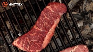 Готовим стейк на гриле из мраморной говядины на чугунной решетке для мангала