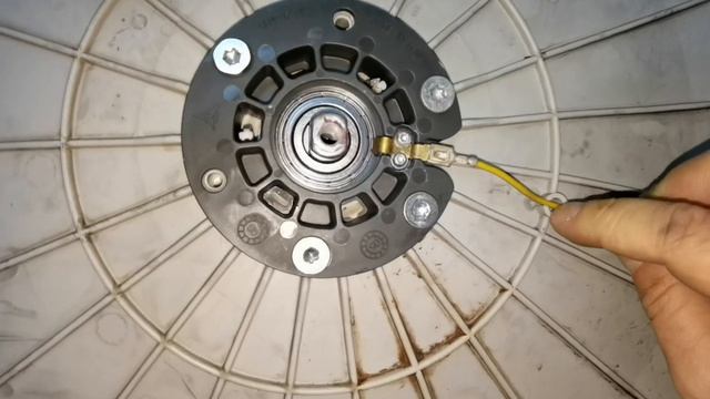 Înlocuit flansa rulment Whirlpool AWE6516 | Zgomot rulmenti la centrifugare |Washing machine bearin смотреть онлайн