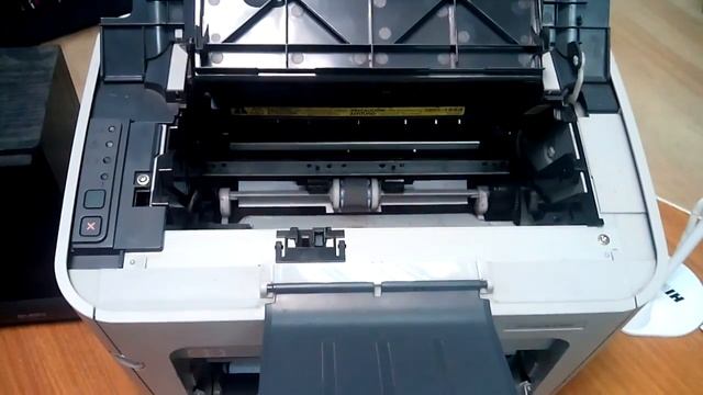 Достаём картридж из принтера HP LJ P1505. смотреть онлайн