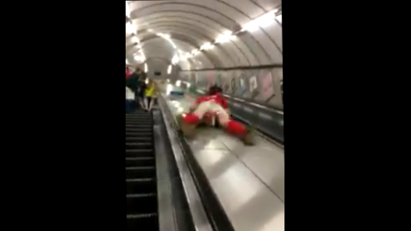 Странный способ спуска на эскалаторе смотреть онлайн