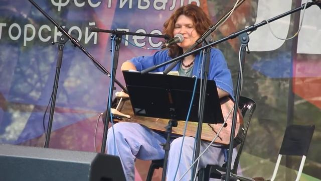 Елена Фролова исполняет песню на стихи Сергея Есенина "Троицино утро". смотреть онлайн