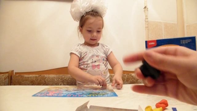 София делает картину из пластилина "Золотая Рыбка". смотреть онлайн