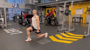 УПРАЖНЕНИЯ НА МАССУ: Выпады на месте