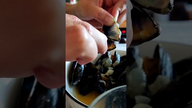 Как приготовить мидии вкусно и как правильно есть мидии | Мурманск Баренцево | Ноw to eat mussels? смотреть онлайн