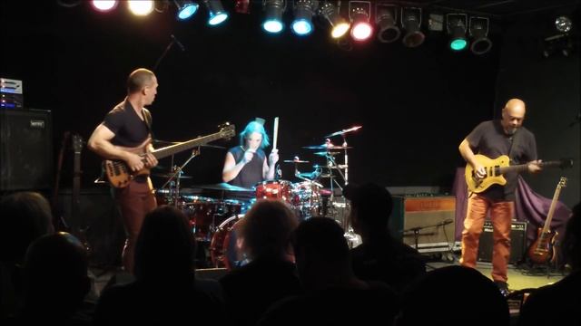 Soften The Glare "Turn Around" смотреть онлайн