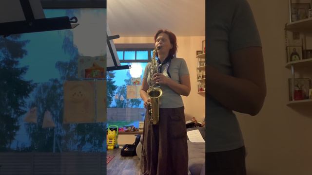 Мария играет любимую мелодию на саксофоне. #саксофон Школа саксофона в СПб "12 Шагов кмелодии." смотреть онлайн