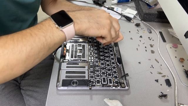 Замена клавиатуры своими руками , ремонт тачбара синий изолентой MacBook Pro 13 2017 A1706 смотреть онлайн