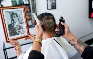 ПРАНК.ОБСТРИГАЕМ НЕЗНАКОМЦЕВ НА УЛИЦЕ.ОЗВУЧКА НА РУССКОМ. ПРИКОЛЫ НАД ЛЮДЬМИ.