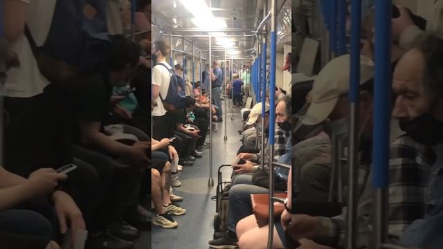 Блондин в метро, на самокате! смотреть онлайн