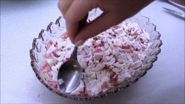 Салат "Нарцисс". Слоеный салат. Салат с крабовыми палочками и плавленым сыром. смотреть онлайн