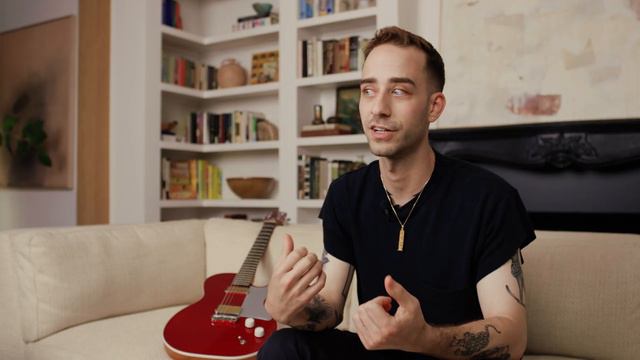 Nicholas Veinoglou Introduces the Harmony Jupiter Thinline Electric Guitar смотреть онлайн