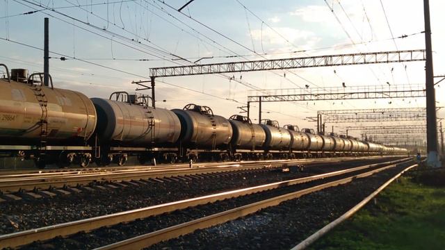 Грузовой поезд ВЛ11М-174А едет через Сандарово по 3 пути БМО смотреть онлайн