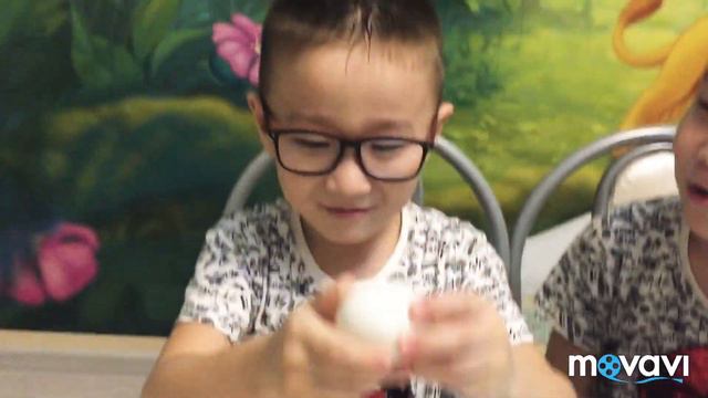 Челендж Яичная рулетка Детская игра разбить яйцо об голову смотреть онлайн