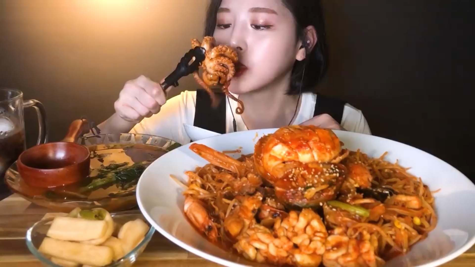 Корейский укус: Осьминог, пропаренный рис с морепродуктами. АСМР.