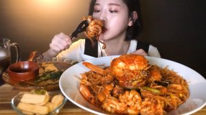 Корейский укус: Осьминог, пропаренный рис с морепродуктами. АСМР.