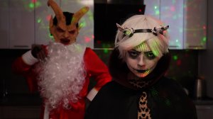 Баку нас бросил! Сражаемся с Крампусом сами! ? Nepeta Страшилки Непета