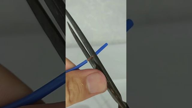 2 способа быстро снять изоляцию с проводов. #провода #шортс смотреть онлайн