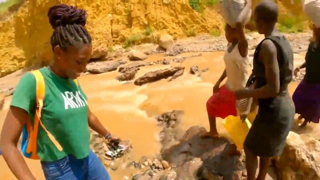 28. Как в Африке добывают камни в реке и делают из них щебёнку смотреть онлайн