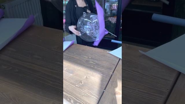 Как оформить цветы в шаре ??? #цветывшаре #петербург #rose #roseflower #flowers #короткиевидео