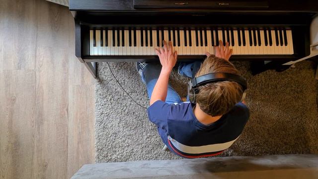 Oltremare (Einaudi) on a Roland HP704 digital piano - Dennis Broeckx смотреть онлайн