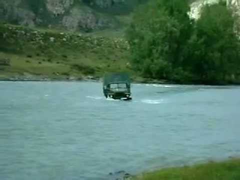 Урал форсирует горную реку