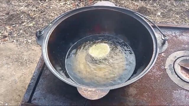 ЖАРЕНЫЙ САЗАН В КАЗАНЕ ! ВКУСНО ЖАРЕНАЯ РЫБА ! смотреть онлайн