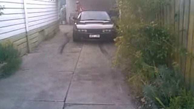 Skids in the driveway смотреть онлайн