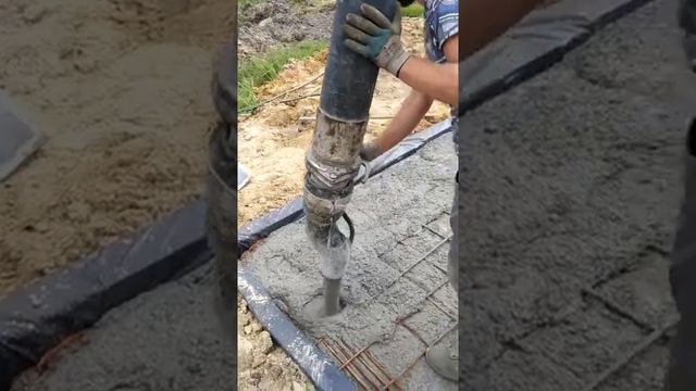 он нам бетон заливал