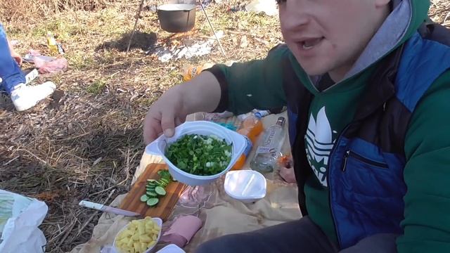 VLOG: ВАРИМ РЫБАЦКУЮ УХУ НА ПРИРОДЕ! УХА НА КОСТРЕ !!! смотреть онлайн