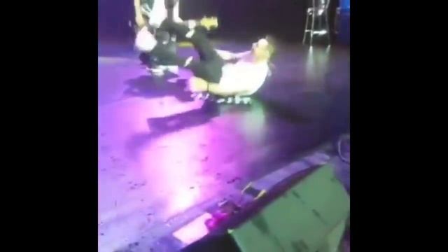 10 ЗВЕЗД,КОТОРЫЕ ОПОЗОРИЛИСЬ ПРЯМО НА СЦЕНЕ.mp4 смотреть онлайн