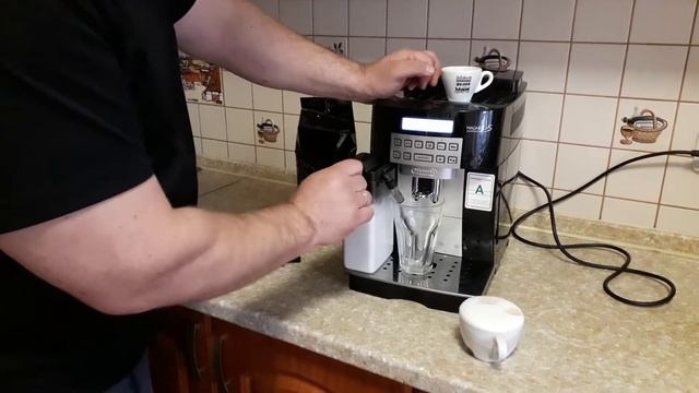 Промывка и обслуживание молочной ёмкости кофемашины DeLonghi Magnifica ECAM22.360.S смотреть онлайн