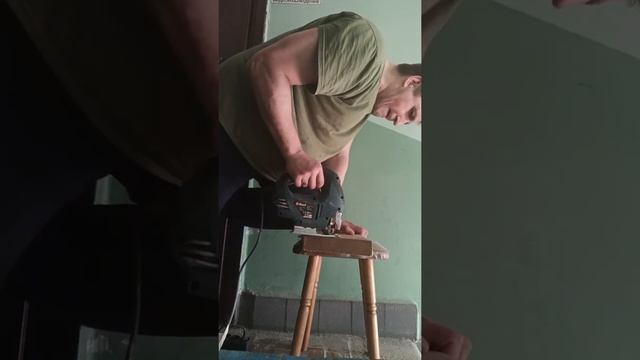 Пилю деревянную доску толщиной 4 см лобзиком, это нелегко. 15 мая 2022 смотреть онлайн