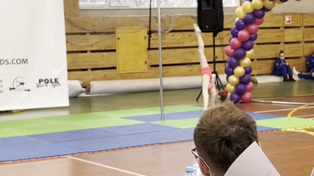 Выступление на соревнованиях по воздушной гимнастике 4 смотреть онлайн