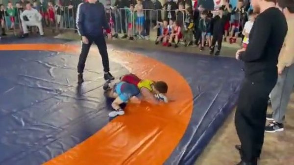 Проигрыш Феликса Туаева 2 период схватки Фелиска Туаева и Кантемира из КБР