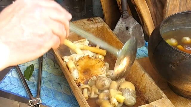 ГРИБНОЙ ПИРОГ НА УГОЛЬНОЙ ГРИЛЕ BROIL KING KEG РЕЦЕПТЫ СЮФ смотреть онлайн